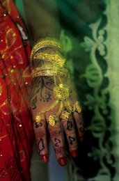 Archipel-des-Comores;-Bijoux;-Décoration-corporelle;-France;-Henné;-Kaleidos;-Kaleidos-images;-La-parole-à-limage;-Laurent-Abad;-Main;-Mariage;-Mayotte;-Océan-Indien;-Or;-Stories-Pictures;-Tradition